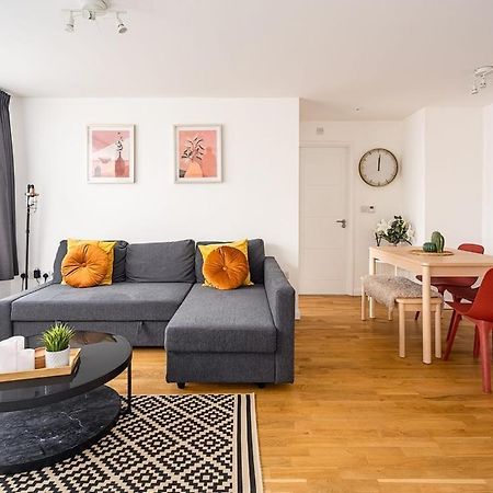 Contemporary City Centre Apartment With Parking Bath Esterno foto