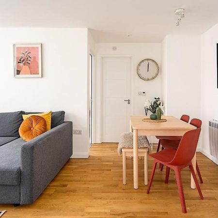 Contemporary City Centre Apartment With Parking Bath Esterno foto