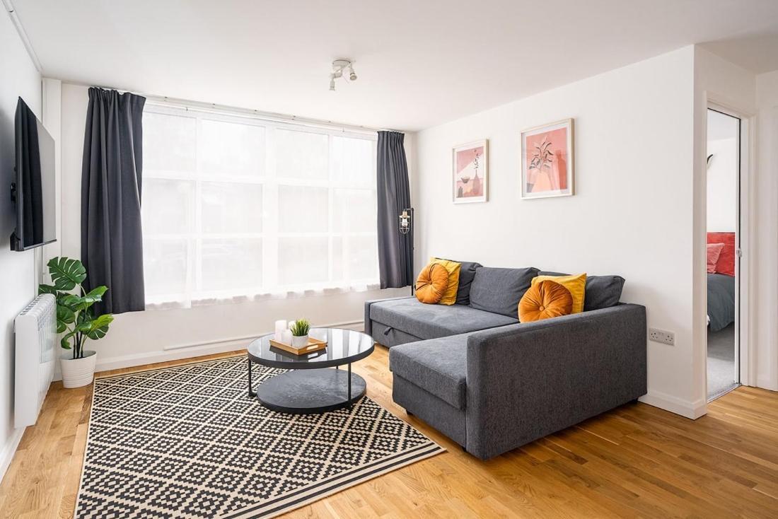 Contemporary City Centre Apartment With Parking Bath Esterno foto