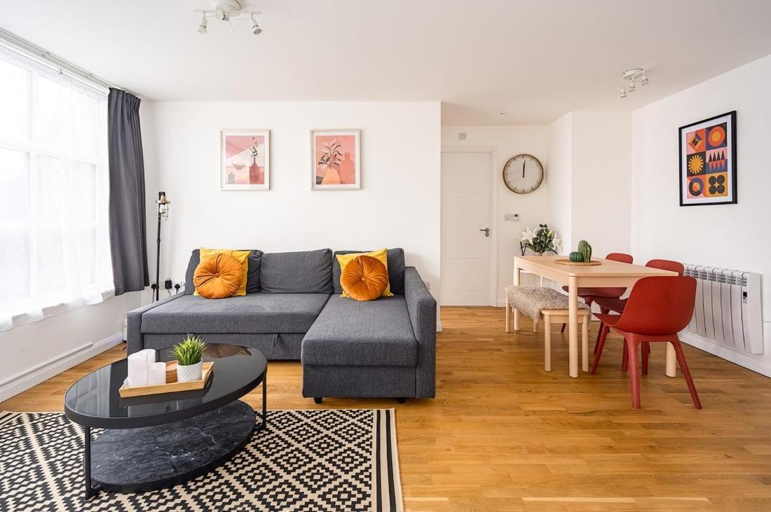 Contemporary City Centre Apartment With Parking Bath Esterno foto