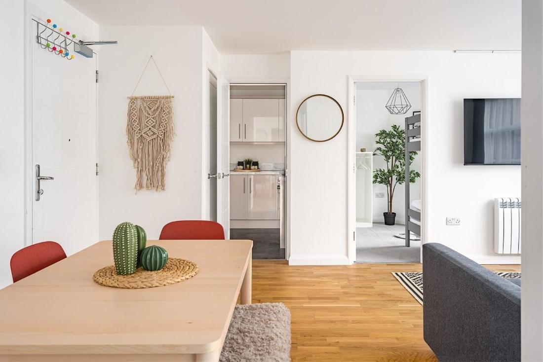 Contemporary City Centre Apartment With Parking Bath Esterno foto