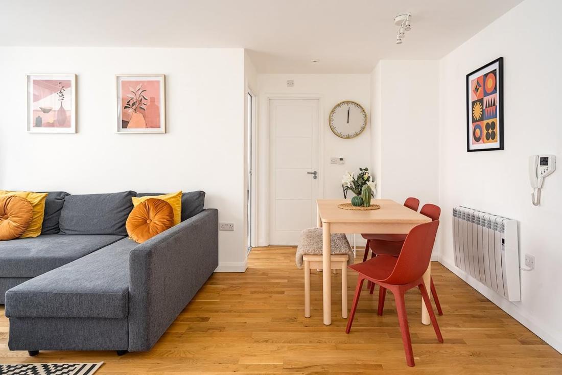 Contemporary City Centre Apartment With Parking Bath Esterno foto