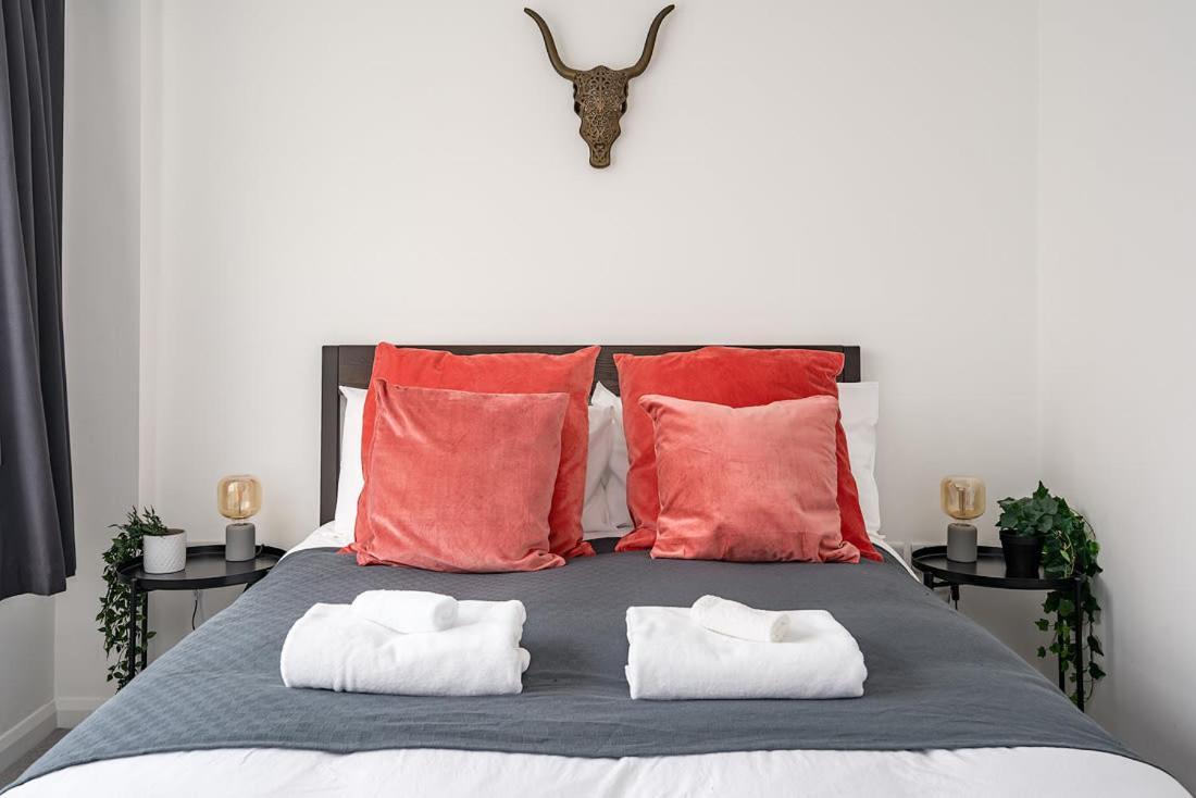 Contemporary City Centre Apartment With Parking Bath Esterno foto
