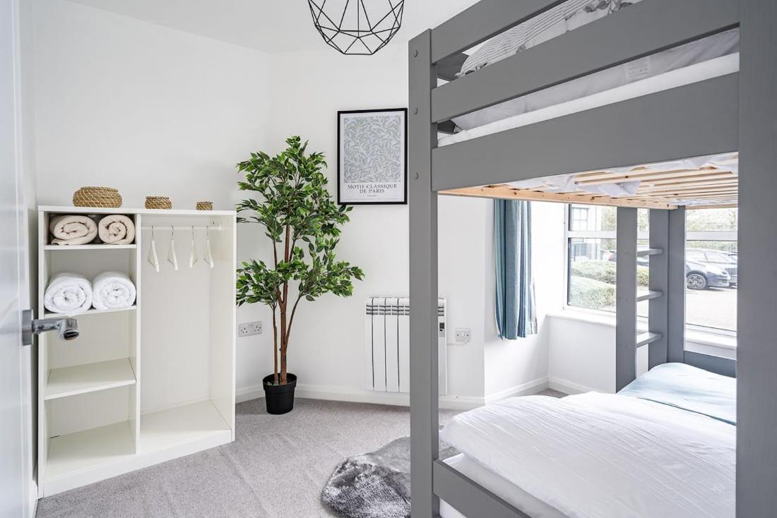 Contemporary City Centre Apartment With Parking Bath Esterno foto