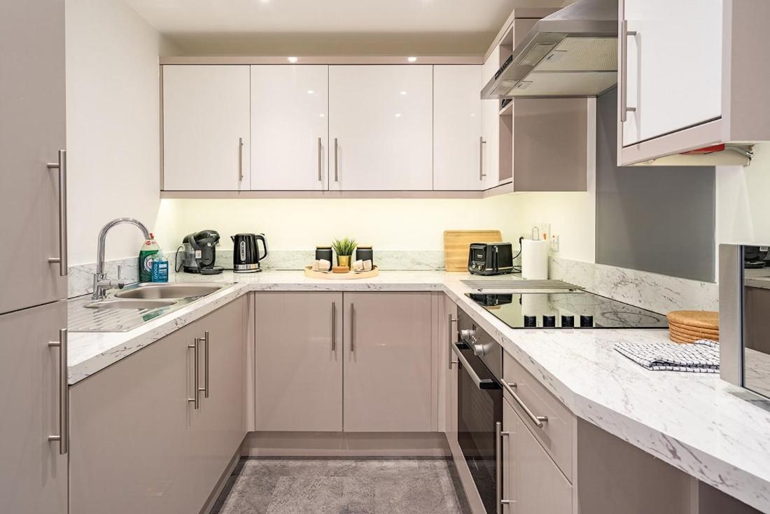 Contemporary City Centre Apartment With Parking Bath Esterno foto