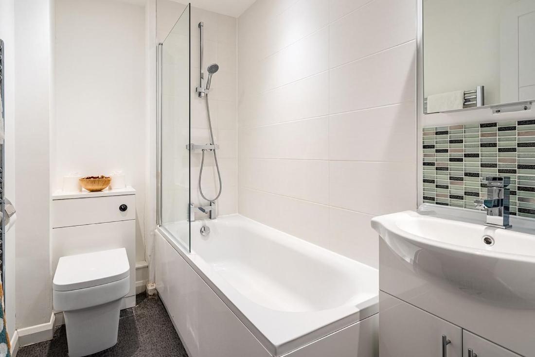 Contemporary City Centre Apartment With Parking Bath Esterno foto